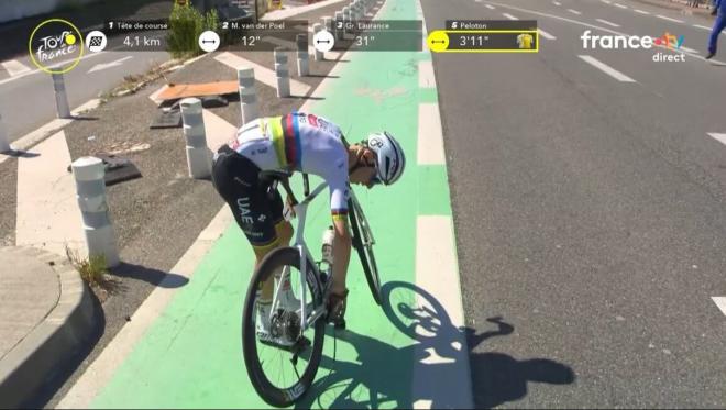 Tadej Pogacar se levanta tras su caída en la etapa 11 del Tour (Foto: TDF).