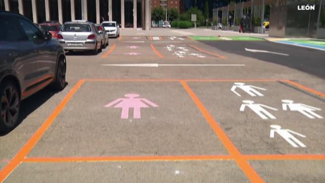 Indignación en León por la aparición de plazas de aparcamiento solo para mujeres