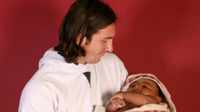 Leo Messi sujetando a Lamine Yamal (Cordon Press)