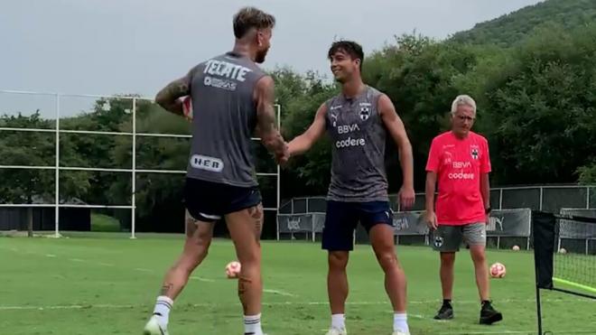 Sergio Ramos y Óliver Torres dándose la mano después de su duelo (TikTok)