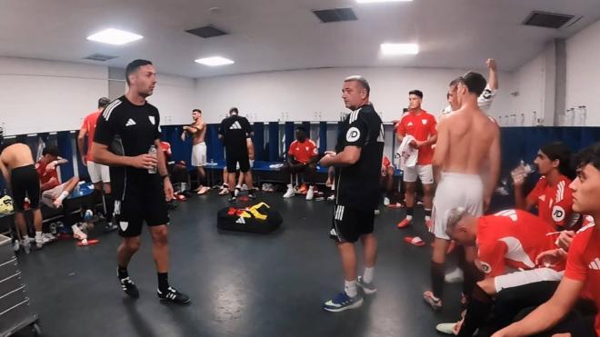 Guido Bonini se dirige a los jugadores del Sevilla en Faro.