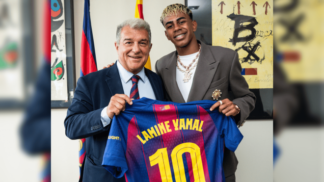 Lamine Yamal posa con el dorsal 10 junto a Joan Laporta (Foto: FCB).