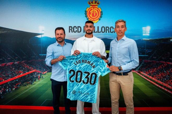 Leo Román, en el acto de su renovación por el Mallorca (Foto: RCDM).