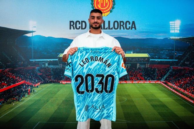 Leo Román, en el acto de su renovación por el Mallorca (Foto: RCDM).