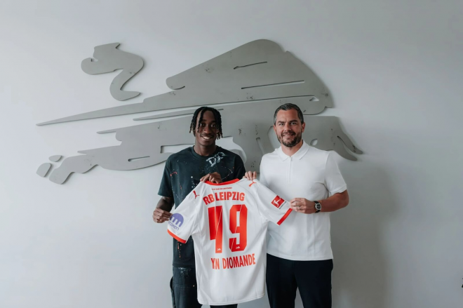 Yan Diomande posa con su nueva camiseta. (Foto: RB Leipzig)