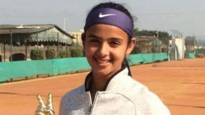 Radhika Yadav posa con un trofeo de tenis.