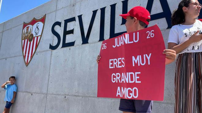 Daniel, el principal fan de Juanlu, le espera (Foto: Kiko Hurtado).