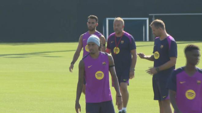 Hansi Flick, durante el entrenamiento del Barcelona.