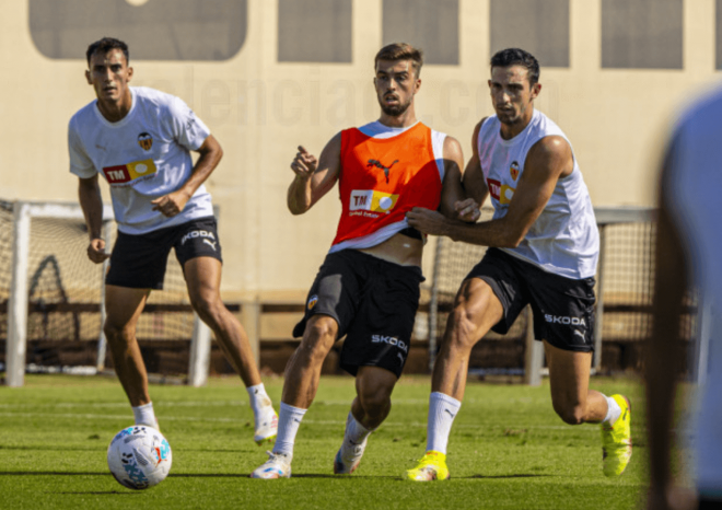 Alberto Marí pugna con Tárrega (Foto: Valencia CF)