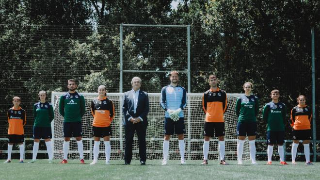Luis Arconada posa con las camisetas y los porteros de la Real Sociedad (Foto: RSO).