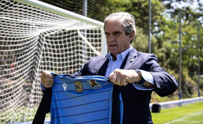 Luis Arconada posa con la camiseta de la Real Sociedad en su homenaje (Foto: RSO).