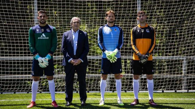 Luis Arconada posa con las camisetas y los porteros de la Real Sociedad (Foto: RSO).