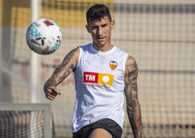 Dani Raba entrenándose con el Valencia CF (Foto: Valencia CF)