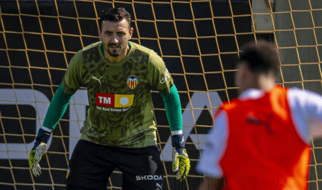 Stole Dimitrievski, en un entrenamiento del Valencia.