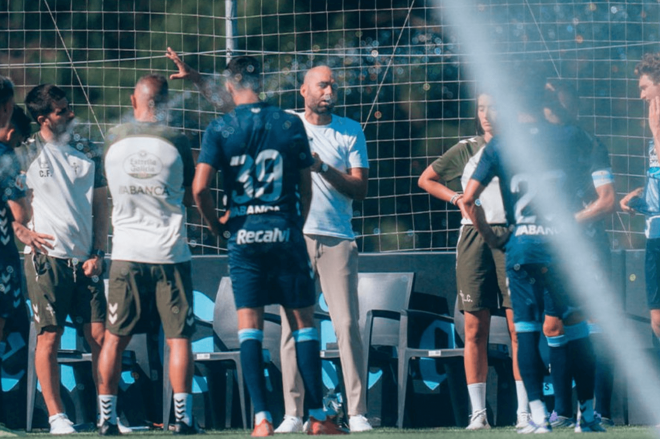 Claudio Giráldez dando instrucciones a sus jugadores (Foto: Celta).
