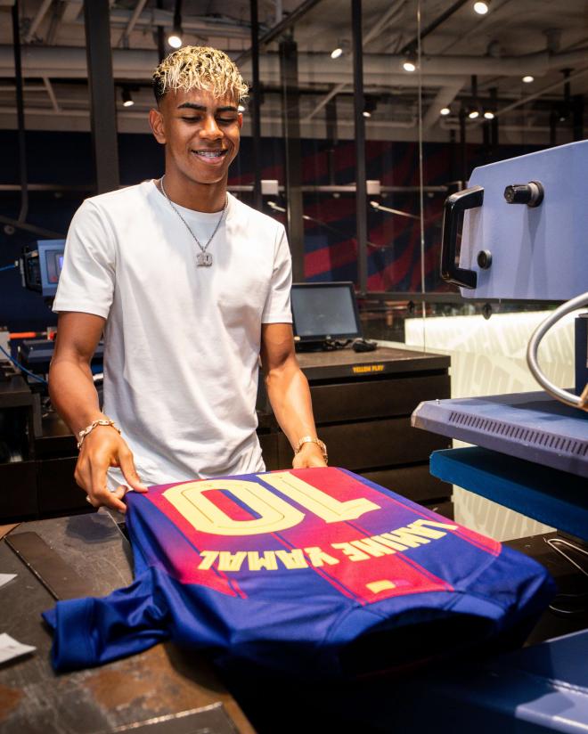 Lamine Yamal planchando su dorsal '10' (FC Barcelona)