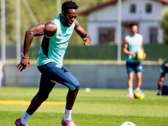 Iñaki Williams la conduce en un entrenamiento de pretemporada en Lezama (Foto: Athletic Club).