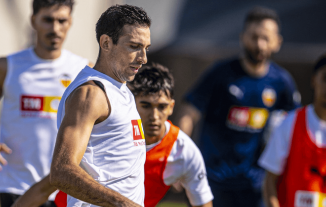 César Tárrega entrena bajo la mirada de Carlos Corberán