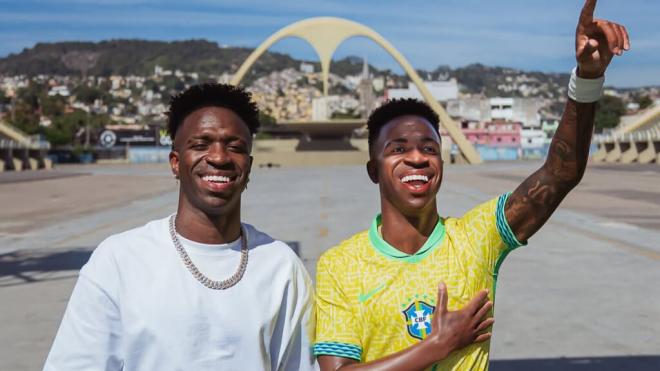Vinicius junto a su estatua (Instagram: @vinijr)