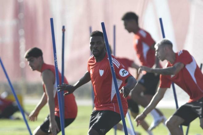 Iheanacho, en el entrenamiento del Sevilla FC (Foto: Kiko Hurtado)