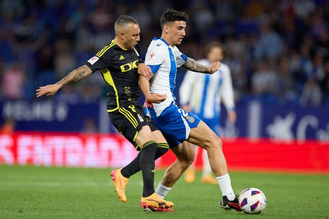Rubén Sánchez ante Santi Cazorla. (Foto: Cordon Press)