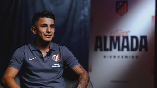 Thiago Almada habló en los medios del club