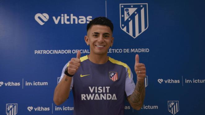 Thiago Almada pasando el reconocimiento médico con el Atleti