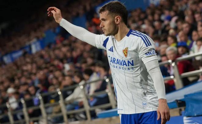 Ager Aketxe saca un córner con el Real Zaragoza (Foto: RZ).
