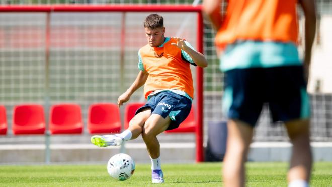 El joven Peio Canales se entrena en Lezama (Foto: Athletic Club).