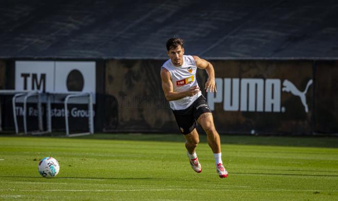 Canós entrena con el Valencia. (Foto: VCF)