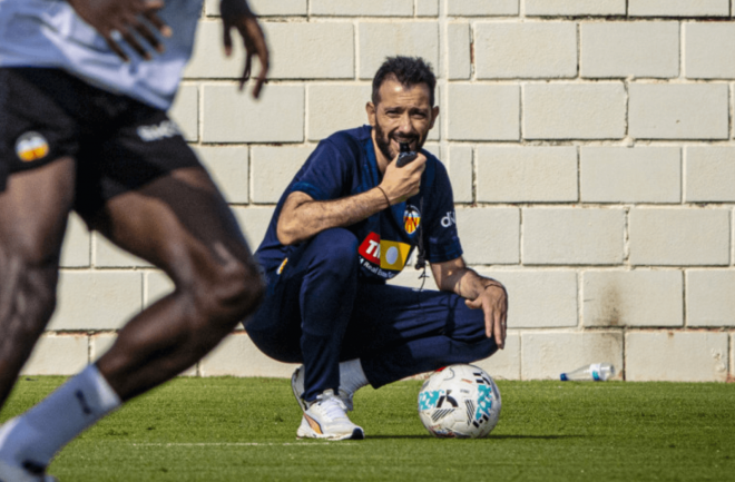 A Carlos Corberán le gusta Borja Iglesias (Foto: Valencia CF)