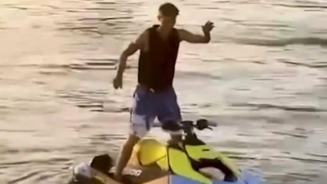 Dean Huijsen bailando encima de una moto de agua (TikTok: @deanhuijsen1)