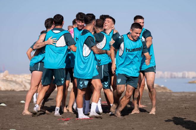 Entrenamiento del Málaga de pretemporada en la playa (Foto: MCF).
