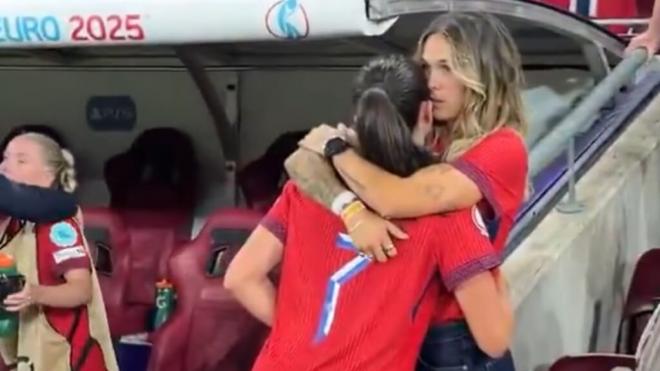 El abrazo de Mapi León a Ingrid Engen tras la eliminación de Suecia en la Eurocopa.