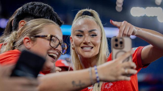 Alisha Lehmann tomándose fotos en la Eurocopa Femenina (Cordon Press)