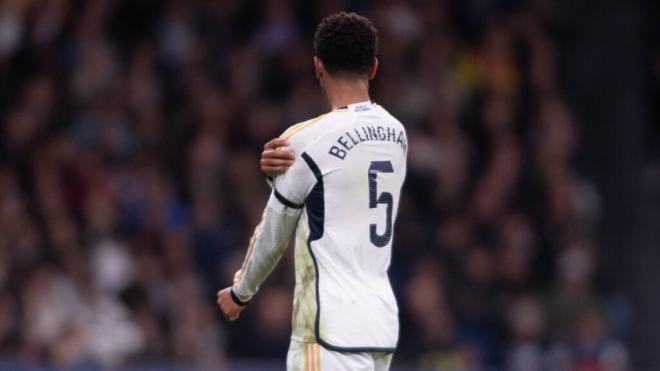 Jude Bellingham se duele del hombro en un partido del Real Madrid (foto: cordon Press).
