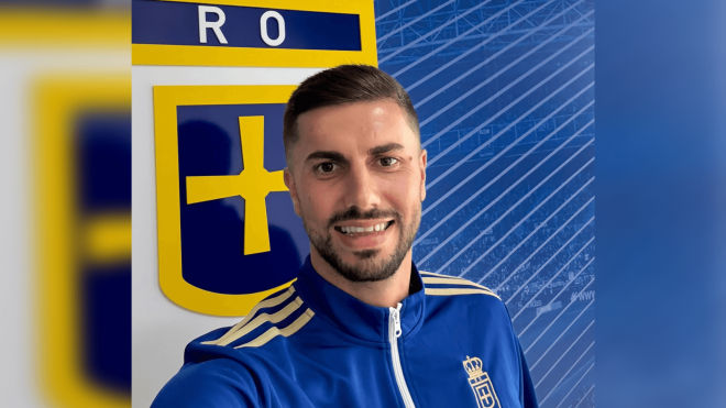Horatiu Moldovan posa con el escudo del Real Oviedo (Foto: RO).