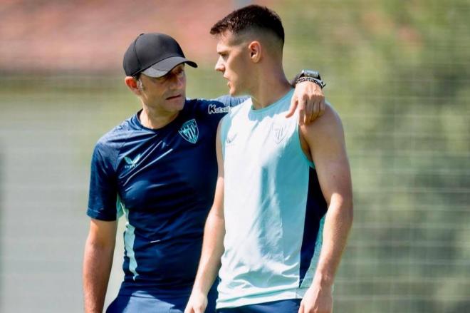 Ernesto Valverde habla con el delantero Urko Izeta en un entrenamiento en Lezama (Foto: Athletic Club).