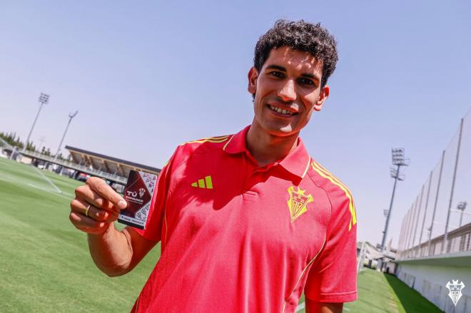 Jesús Vallejo posa con el abono del Albacete para la 25/26 (Foto: ABP).