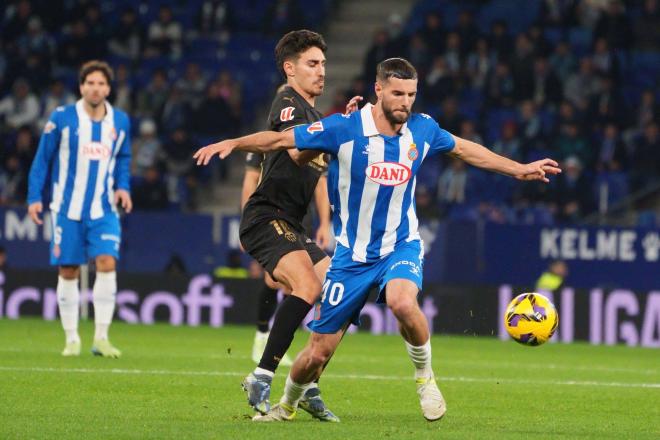 Justin Smith pelea un balón con André Almeida en el Espanyol-Valencia (Foto: Cordon Press).