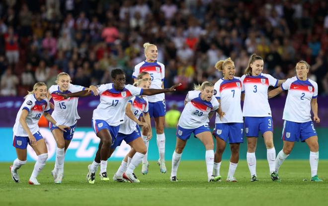 Las jugadoras de Inglaterra celebran el pase ante Suecia (Foto: @Lionesses).