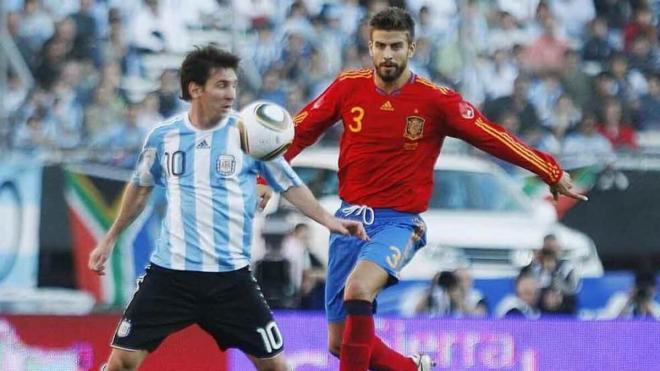 Leo Messi, ante Piqué en un España-Argentina (Foto: EFE).