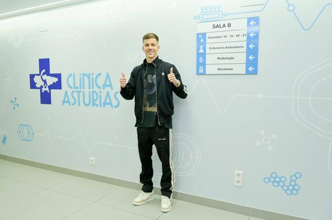 Luka Ilic posa como jugador del Real Oviedo (Foto: RO).