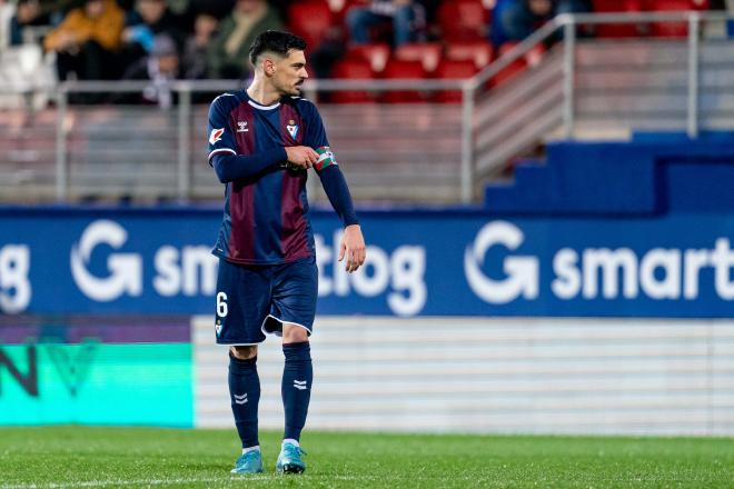 Sergio Álvarez se sujeta el brazalete de capitán durante un partido (Foto: SD Eibar).