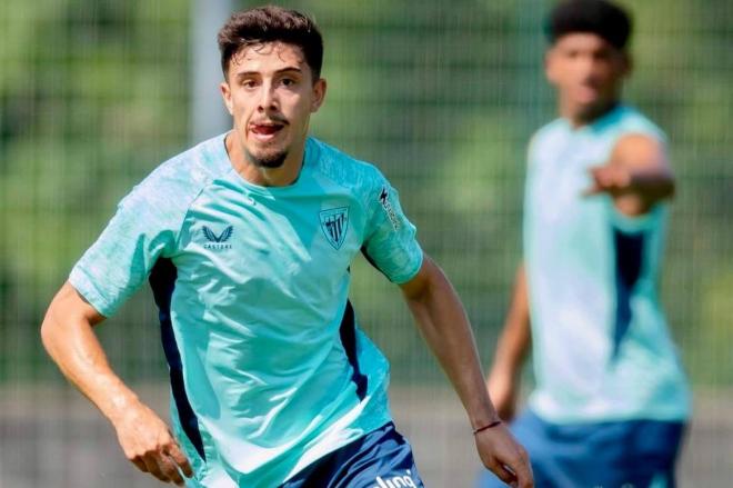 El navarro Nico Serrano se esfuerza entrenando en Lezama (Foto: Athletic Club).