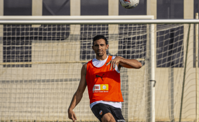 César Tárrega sonríe entrenando (Foto: Valencia CF)