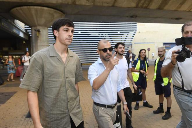 Gonzalo Petit aterriza en Sevilla para fichar por el Betis (Foto: Kiko Hurtado)