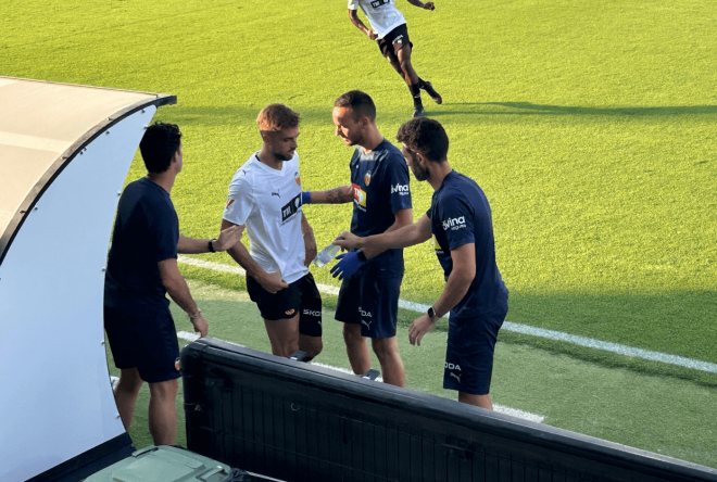 Alberto Marí se va lesionado