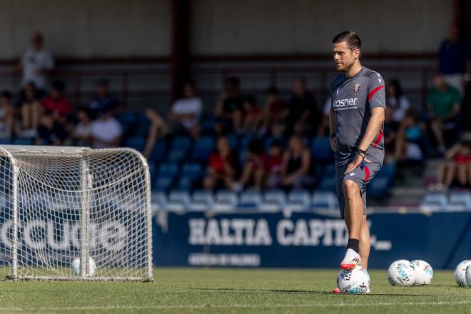 Alessio Lisci dirige un entrenamiento de Osasuna (Foto: CAO).