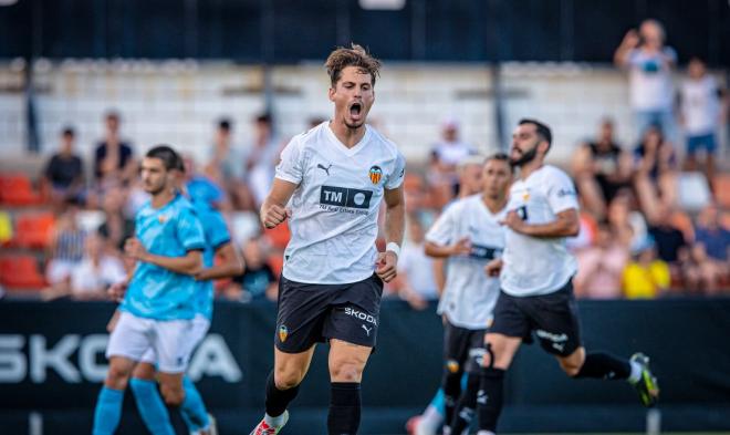 Canós celebra el 1-2 ante el Castellón (Foto: Valencia CF)